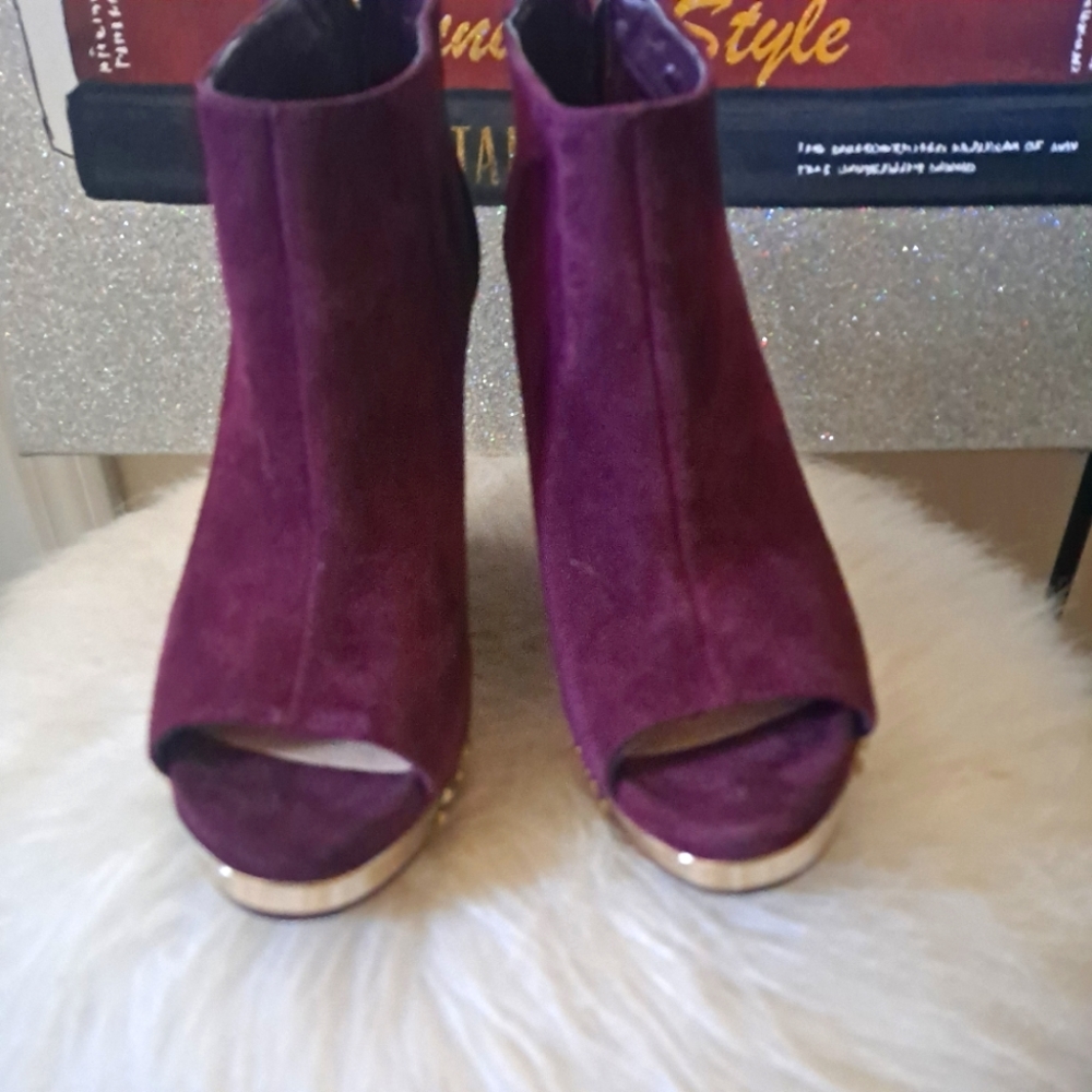 Vince Camuto Bootie size 5  Burgundy